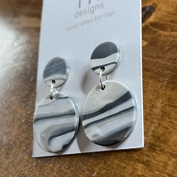 Round Marbled Handcrafted Earrings - Picture 5 of 6